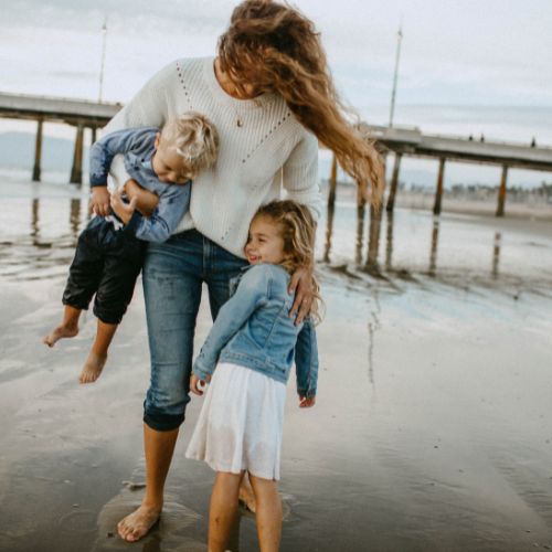 Zadowolona mama z dziecmi